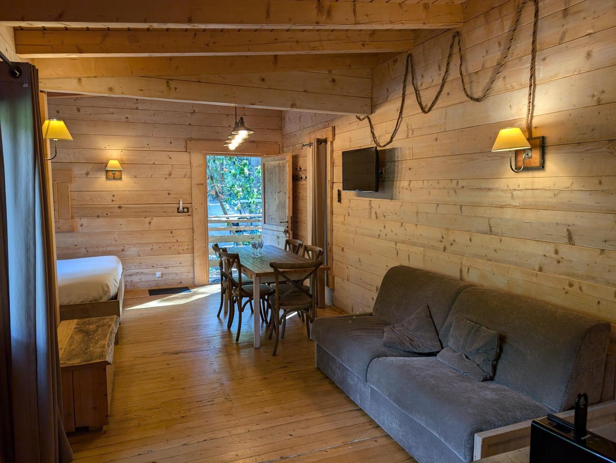 Les Cabanes Dans Les Bois Logis Hotel Villedubert Екстериор снимка
