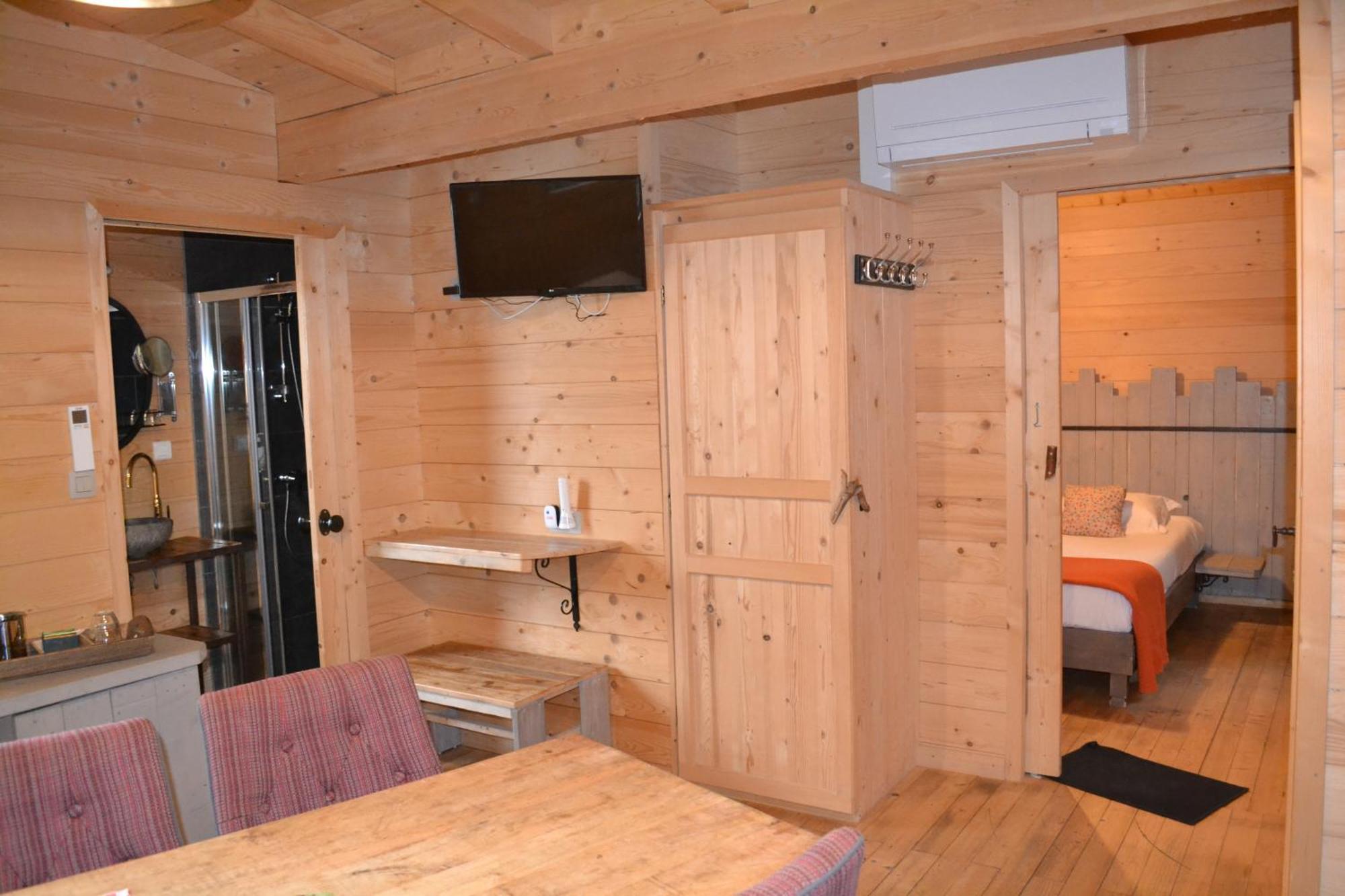 Les Cabanes Dans Les Bois Logis Hotel Villedubert Екстериор снимка